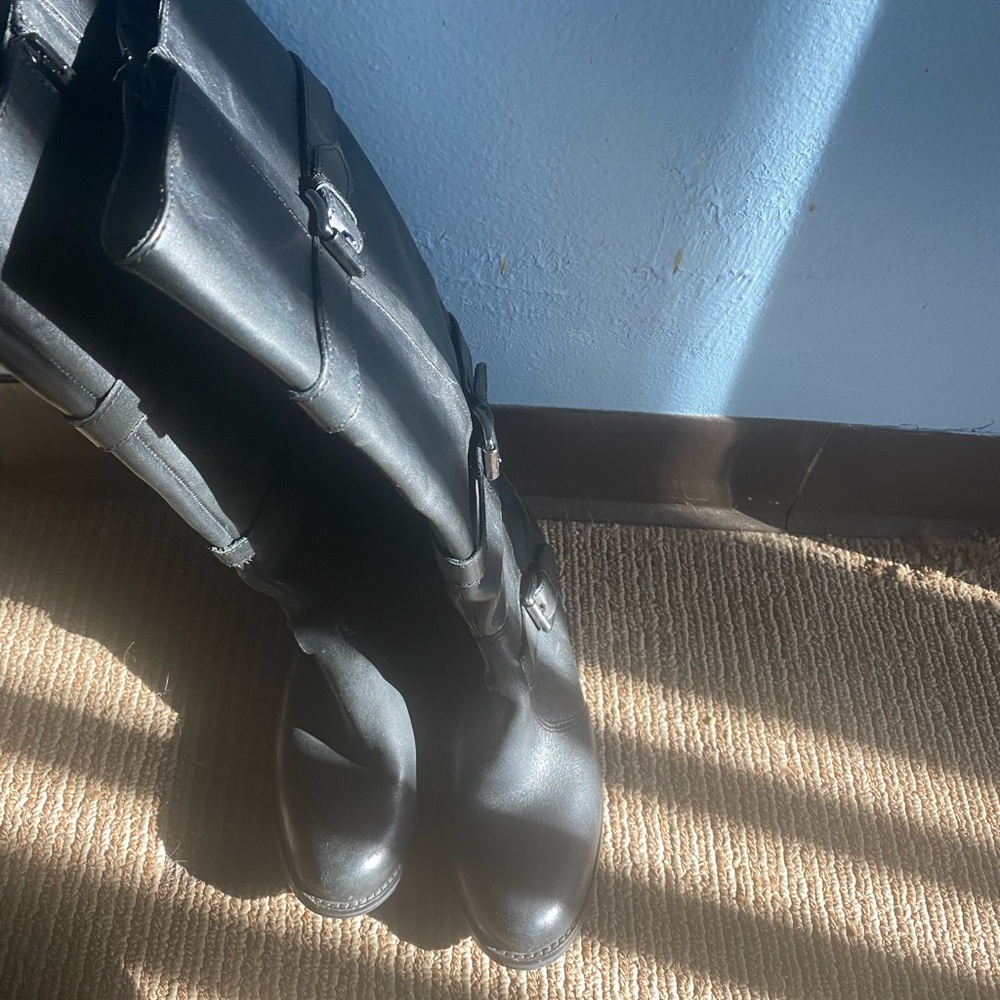 Leather buckle size 6 boots